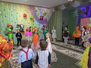 Каждый год, по традиции, в детских садах города проходят осенние праздники Каждый год, по традиции, в детских садах города проходят осенние праздники