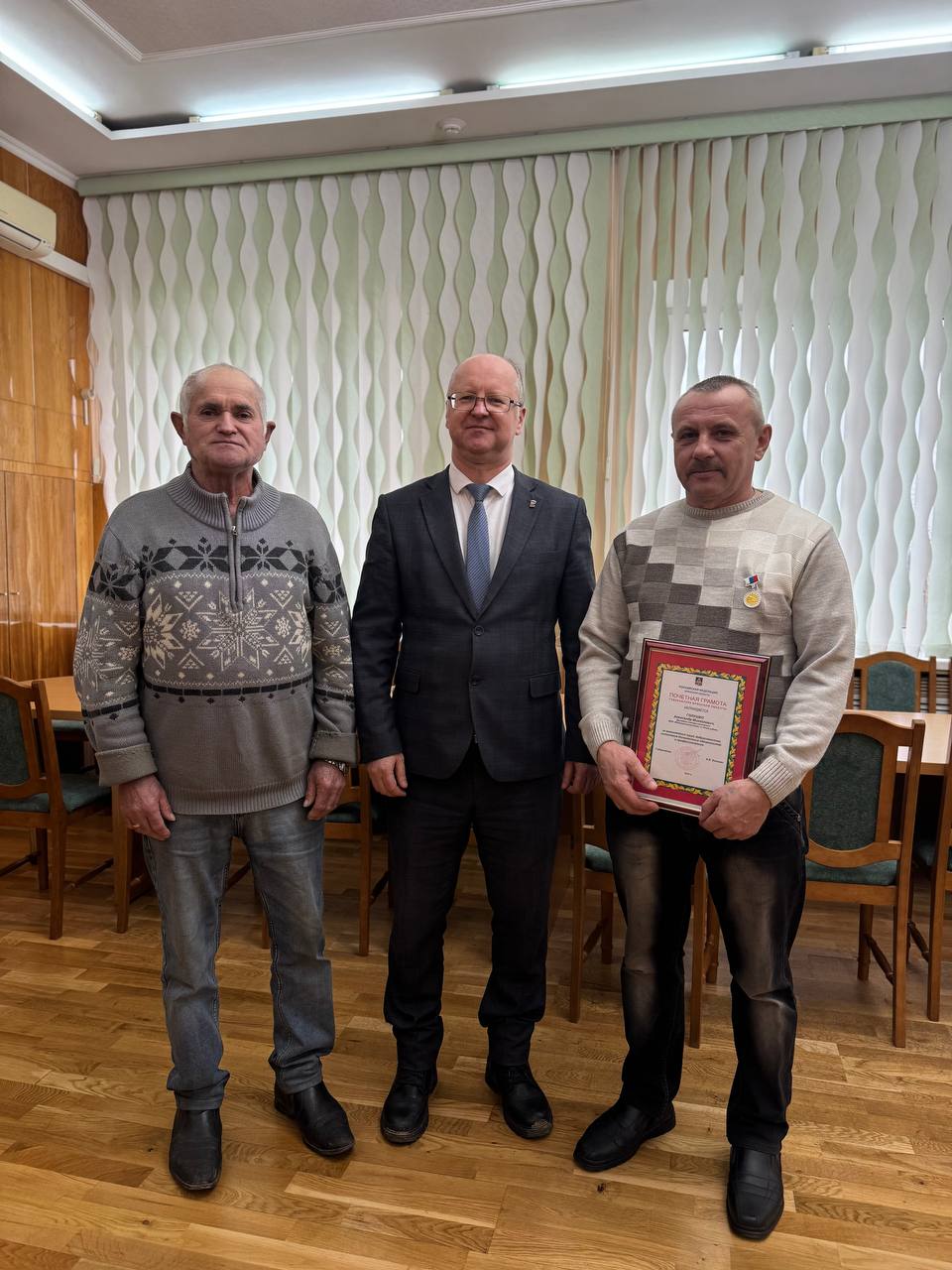 Сегодня, глава Новозыбковской городской администрации Александр Викторович Юрлов наградил Почетной грамотой Губернатора Брянской области бригадира слесаря-сантехника ООО "МонтажСантехника" Галушко Александра Михайловича