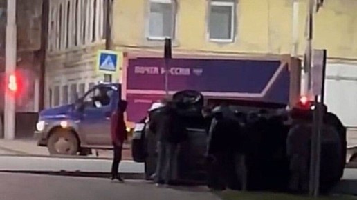 В Брянске на набережной перевернулся автомобиль