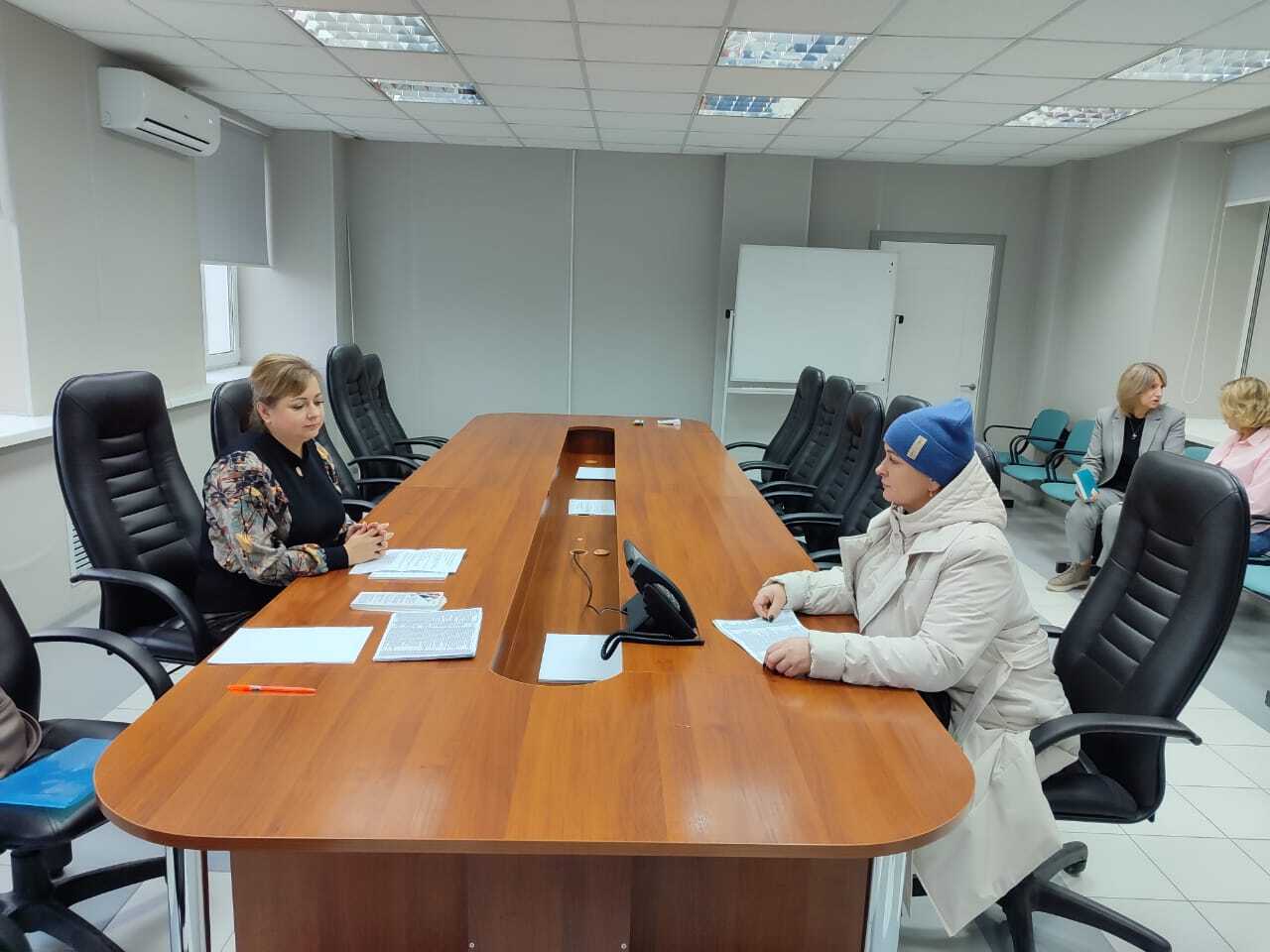 Специалисты центра занятости населения города Дятьково в своей работе активно взаимодействуют с работодателями в части проведения консультаций работникам, ожидающим высвобождения в связи с сокращением штата