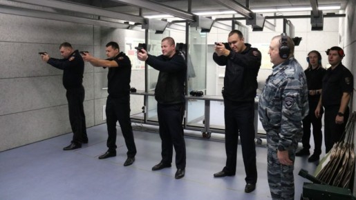 Брянские участковые отметили профессиональный праздник стрельбой из Макарова