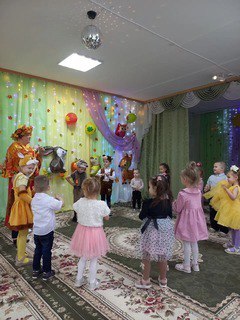 Каждый год, по традиции, в детских садах города проходят осенние праздники Каждый год, по традиции, в детских садах города проходят осенние праздники