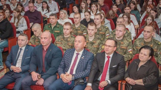 В Брянске более 200 студентов выступили на фестивале «Живи и пой»