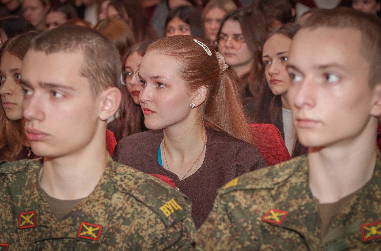Денис Семёнов: «Я горжусь нашей молодёжью» Денис Семёнов: «Я горжусь нашей молодёжью»