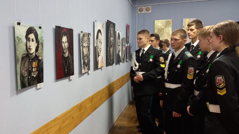 В Дятькове открылась выставка «Чердак с картинами» с мастер-классом для детей