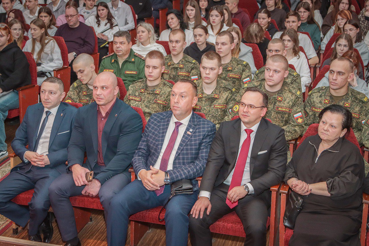 Денис Семёнов: «Я горжусь нашей молодёжью» Денис Семёнов: «Я горжусь нашей молодёжью»