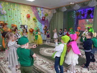 Каждый год, по традиции, в детских садах города проходят осенние праздники Каждый год, по традиции, в детских садах города проходят осенние праздники