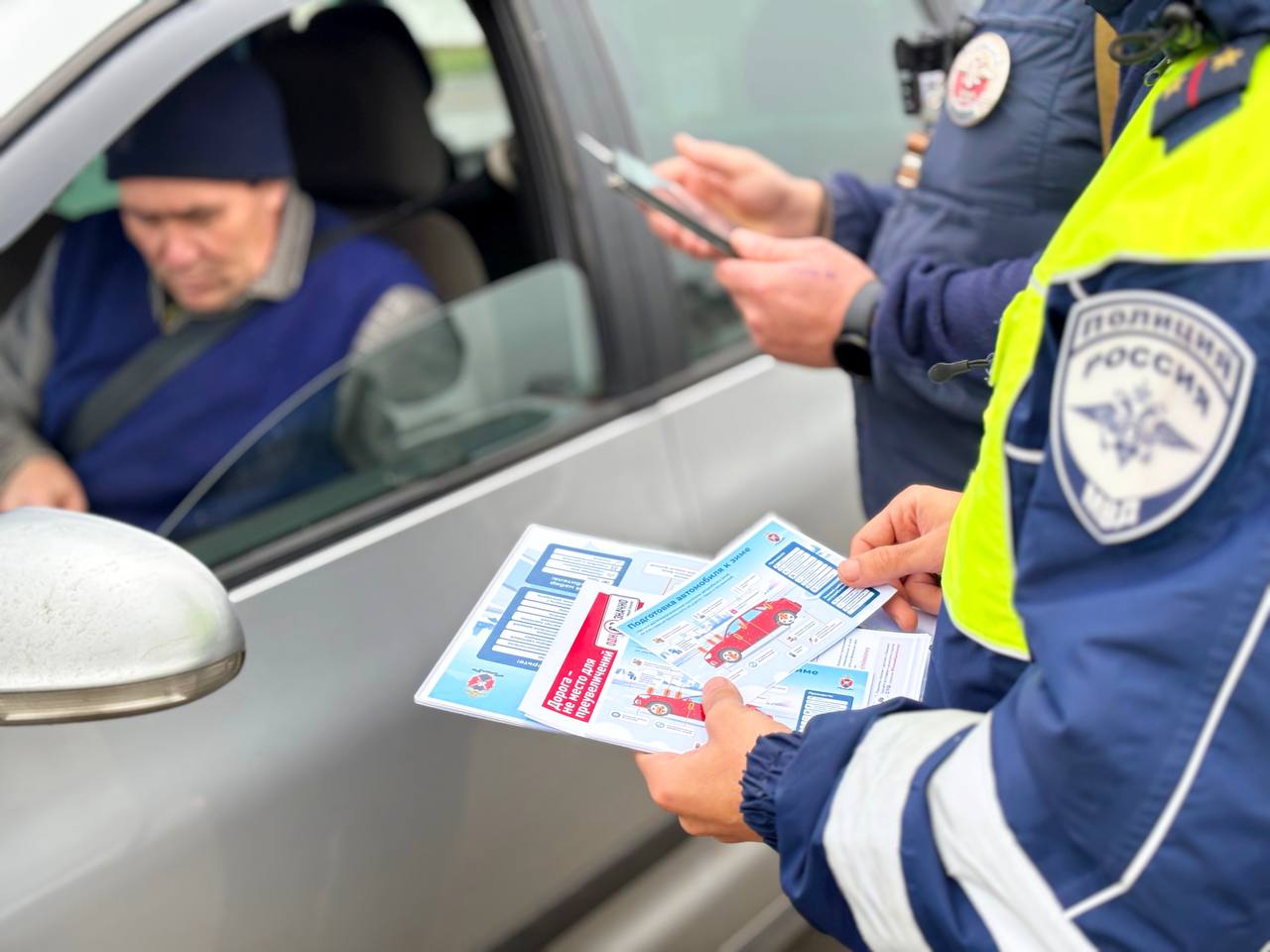 Сотрудники Госавтоинспекции МО МВД России «Новозыбковский» провели профилактическую акцию «Смени шины у своей машины!» Сотрудники Госавтоинспекции МО МВД России «Новозыбковский» провели профилактическую акцию «Смени шины у своей машины!»