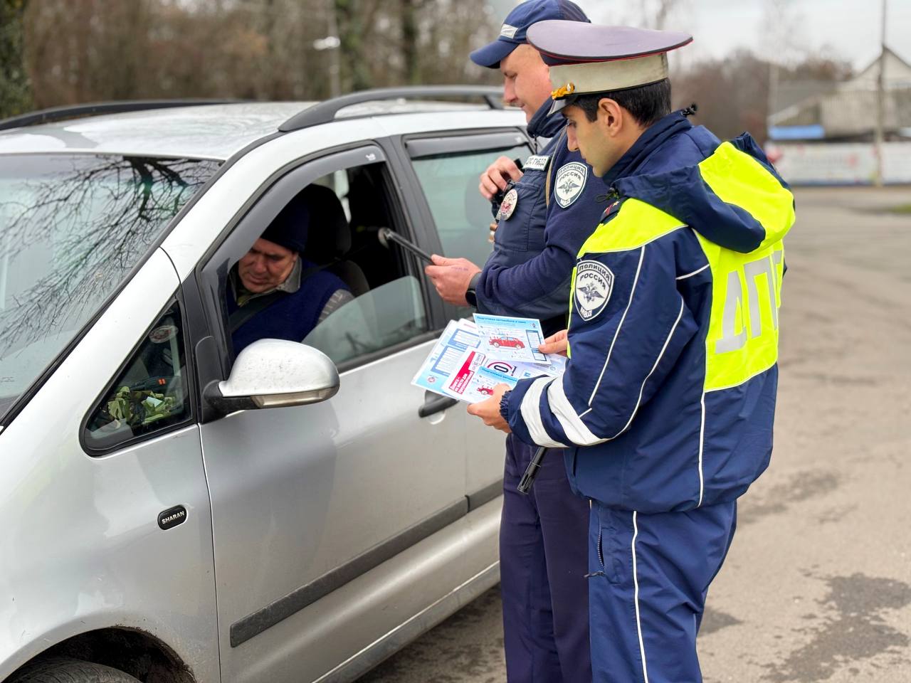 Сотрудники Госавтоинспекции МО МВД России «Новозыбковский» провели профилактическую акцию «Смени шины у своей машины!» Сотрудники Госавтоинспекции МО МВД России «Новозыбковский» провели профилактическую акцию «Смени шины у своей машины!»