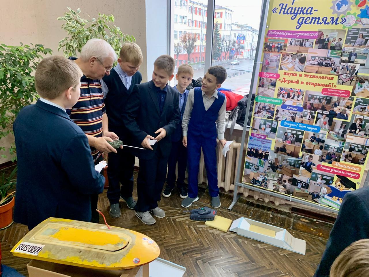 12 ноября 2025 года МБУДО-СЮТ г. Клинцы приняли участие в увлекательной профориентационой квест-игре "Свободного времени - НЕТ" на базе МБУ СОШ № 2 им. А.И. Герцена г. Клинцы