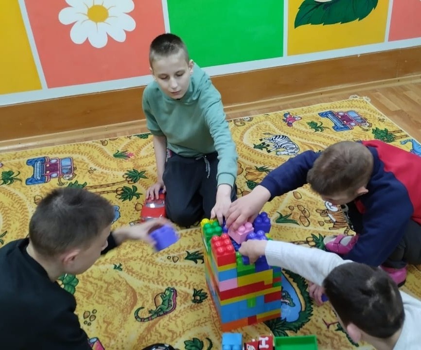 Ура, у нас каникулы!. Играть мы любим очень Ура, у нас каникулы!. Играть мы любим очень