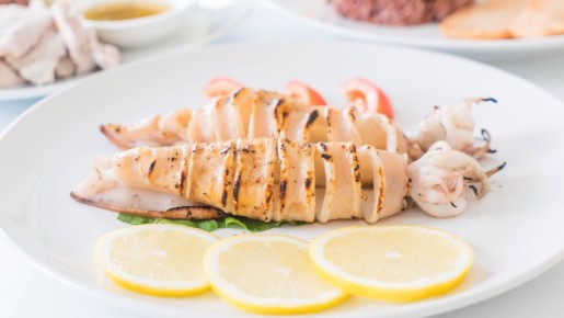 Такой салат с кальмаром оценят даже те, кто не любит морепродукты: нет ничего лишнего