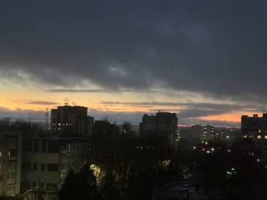 Драматический золотисто-серый закат в первый снежный день ноября