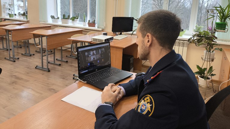 Следователь СК России провёл онлайн-уроки безопасности для школьников Суземки