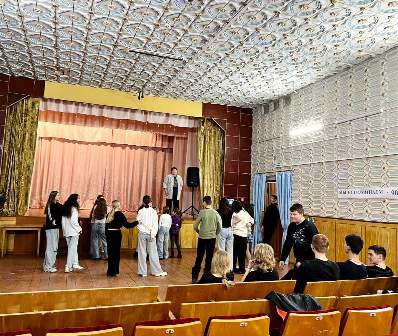 15 ноября перед началом танцевального вечера, в Скуратовском СДК была проведена беседа "Теракты против детей." Тема беседы- предупредить детей, о том, что диверсанты со стороны СБУ, выкладывают на дорогах, в парках, в близи... 15 ноября перед началом танцевального вечера, в Скуратовском СДК была проведена беседа "Теракты против детей." Тема беседы- предупредить детей, о том, что диверсанты со стороны СБУ, выкладывают на дорогах, в парках, в близи...