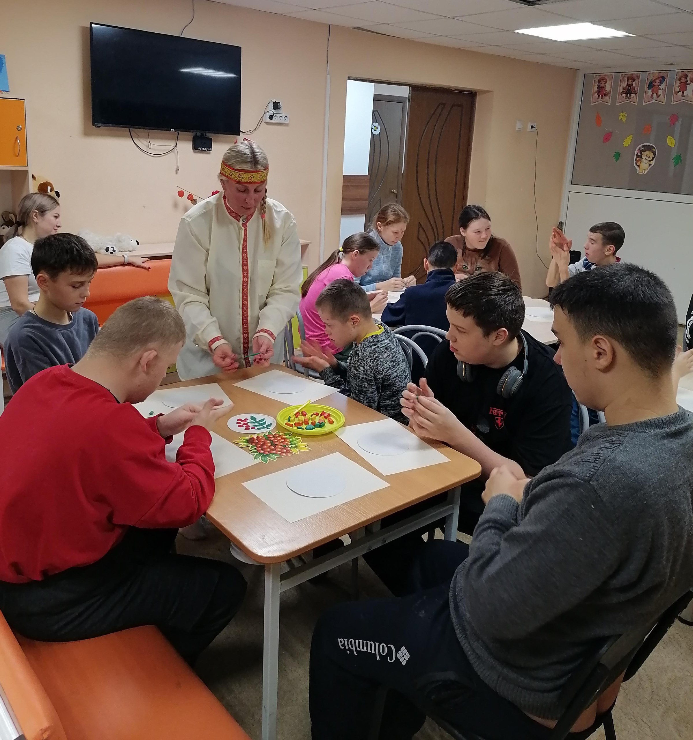 Олицетворением солнца в доме издавна считались ягоды рябины Олицетворением солнца в доме издавна считались ягоды рябины