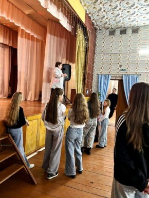 15 ноября перед началом танцевального вечера, в Скуратовском СДК была проведена беседа "Теракты против детей." Тема беседы- предупредить детей, о том, что диверсанты со стороны СБУ, выкладывают на дорогах, в парках, в близи...