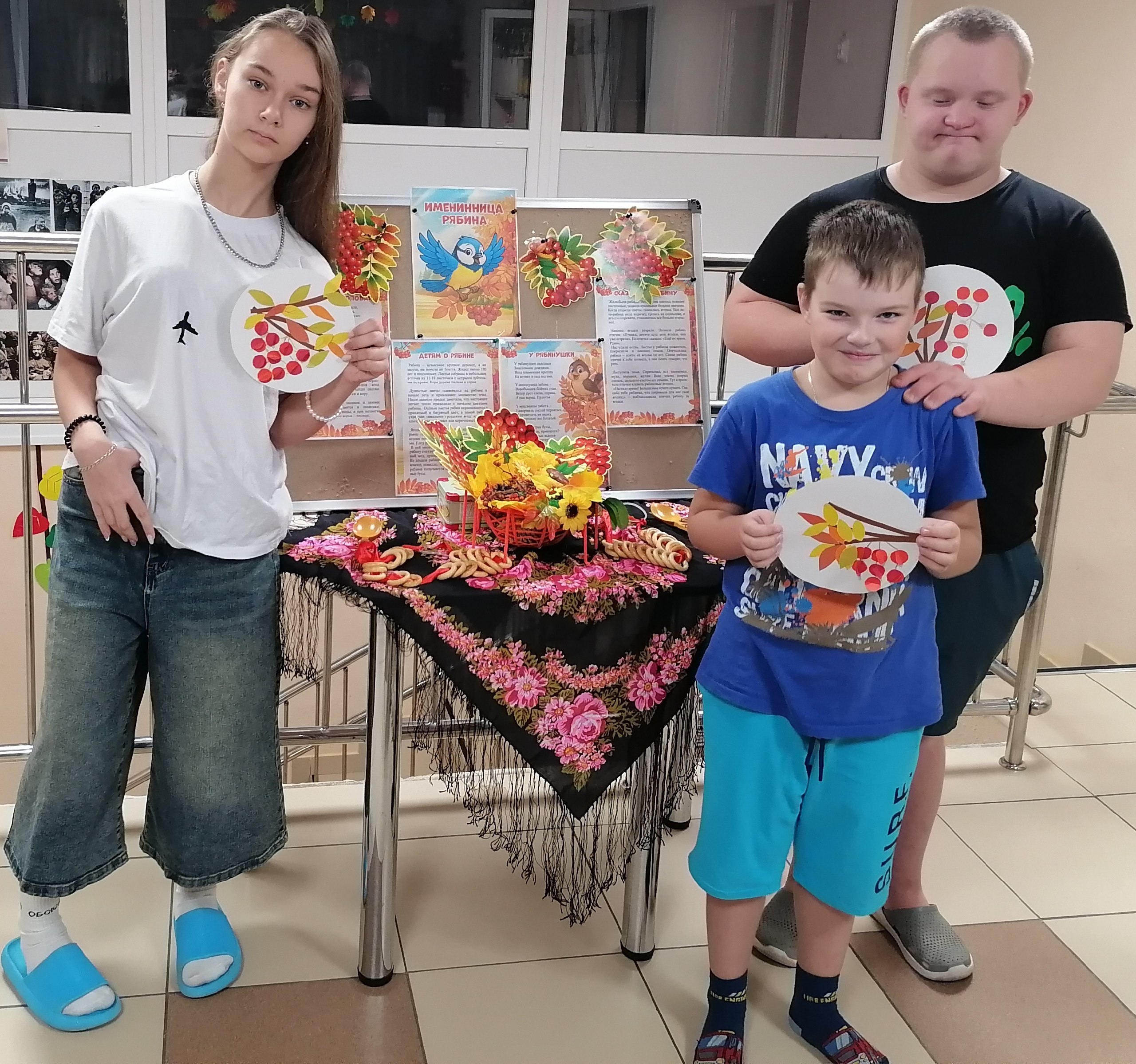 Олицетворением солнца в доме издавна считались ягоды рябины Олицетворением солнца в доме издавна считались ягоды рябины