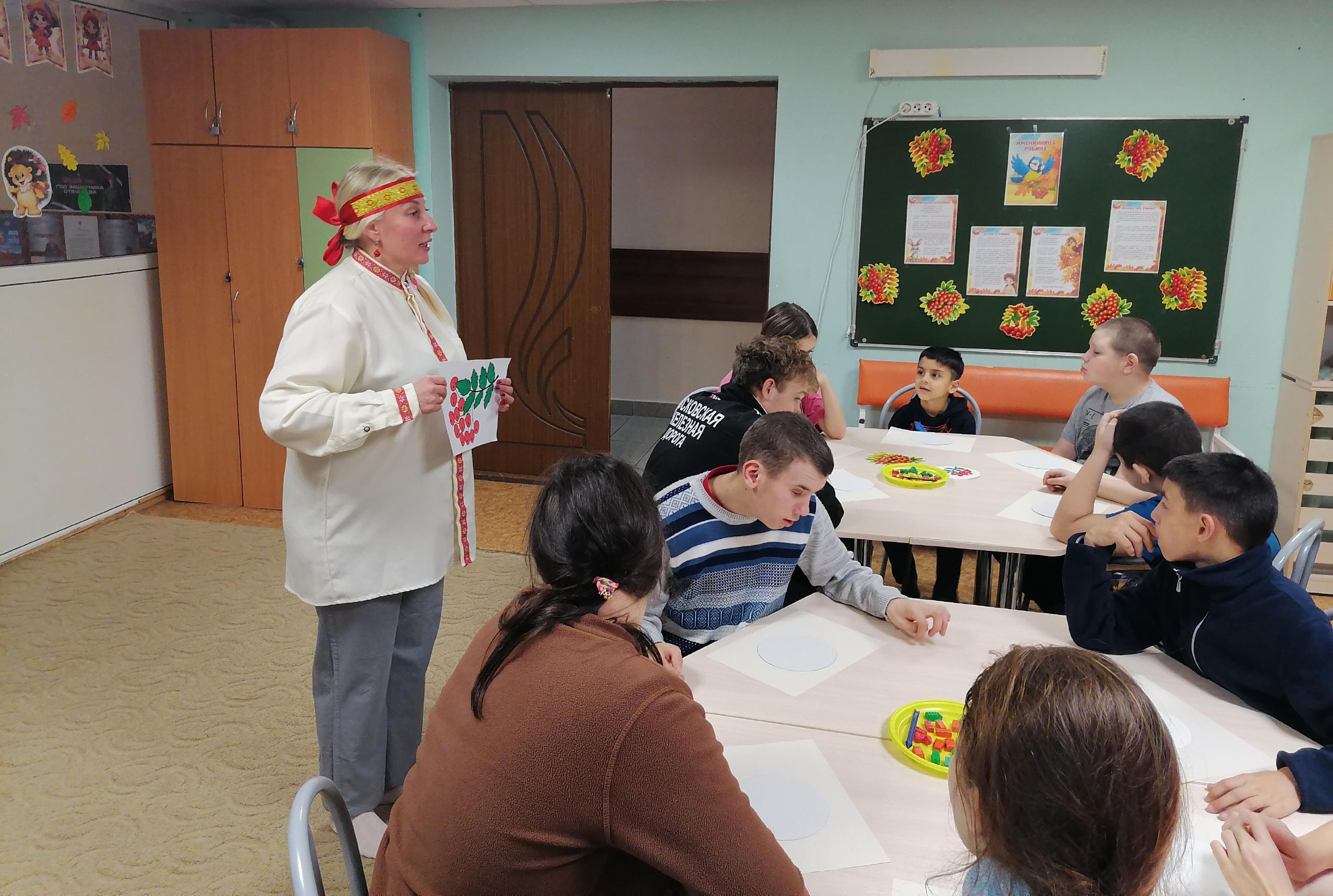 Олицетворением солнца в доме издавна считались ягоды рябины Олицетворением солнца в доме издавна считались ягоды рябины