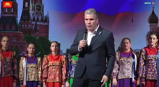 На сцене Городского Дворца культуры железнодорожников Образцовый фольклорный ансамбль "Зарянка" ( рук.-заслуженный работник культуры Брянской области Ситникова Т.В.) показал для жителей города театрализованный концерт...