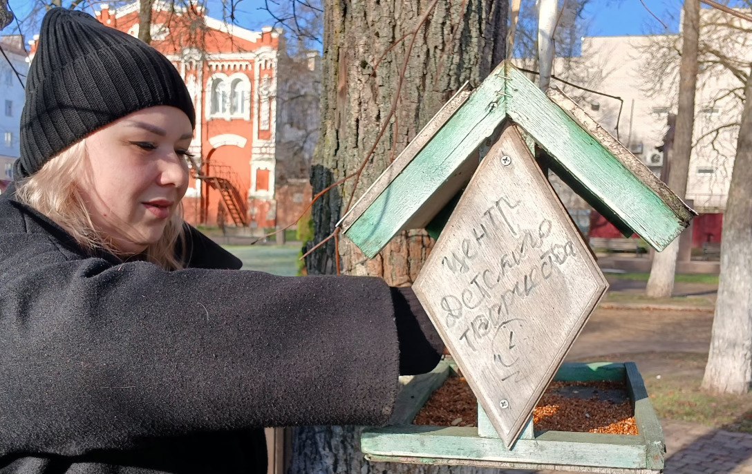 16 ноября обучающиеся сольно-хорового отделения МБУДОЦДТ приняли участие в экологической акции «Покормите птиц» 16 ноября обучающиеся сольно-хорового отделения МБУДОЦДТ приняли участие в экологической акции «Покормите птиц»