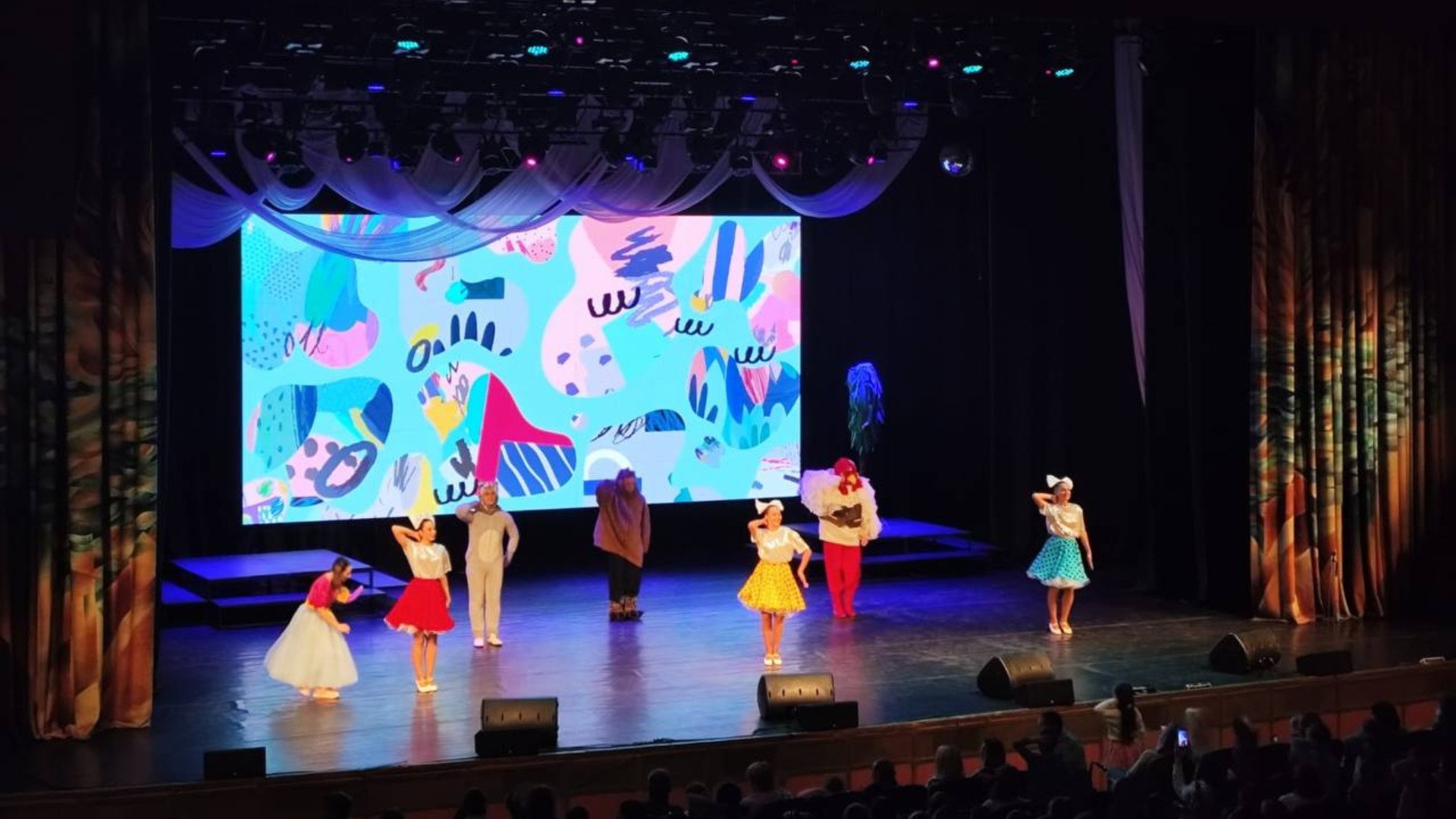 Брянская филармония подарила детям сказку: прошла игровая программа "Семь желаний"