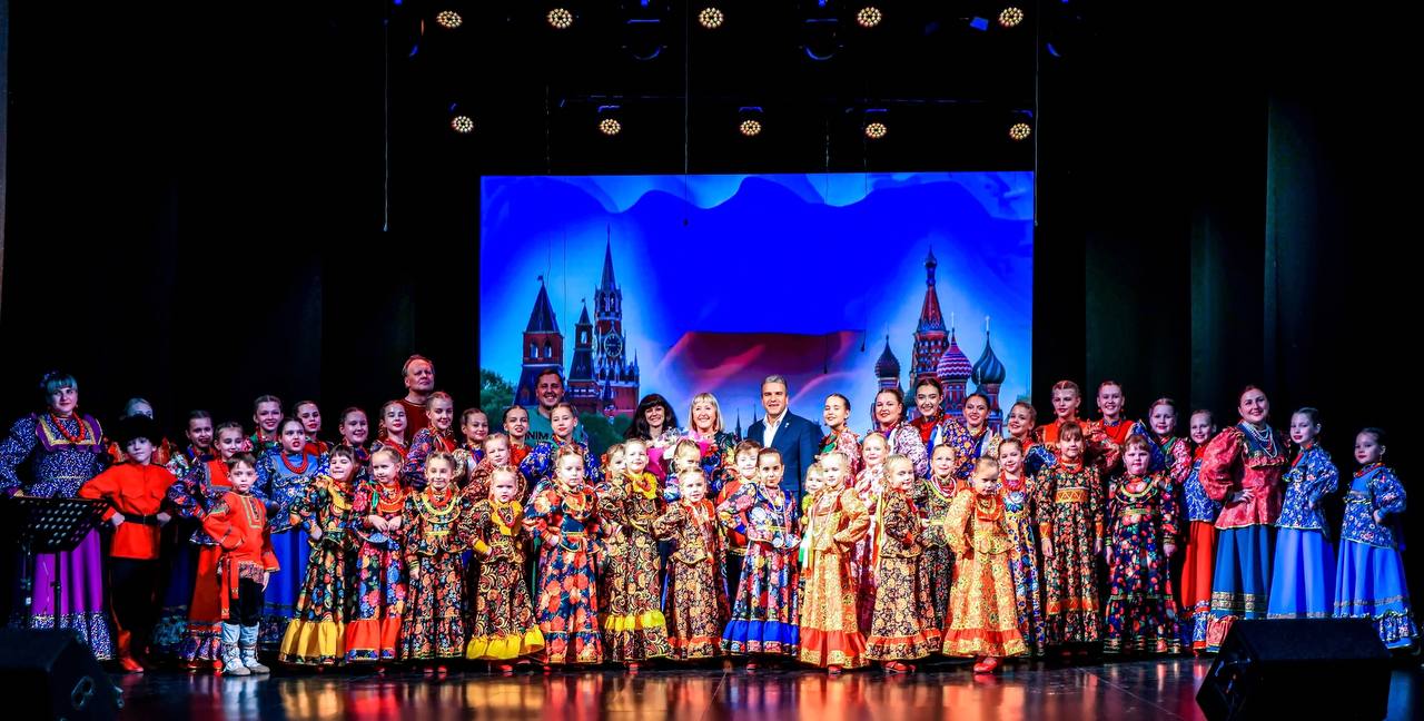 На сцене Городского Дворца культуры железнодорожников Образцовый фольклорный ансамбль "Зарянка" ( рук.-заслуженный работник культуры Брянской области Ситникова Т.В.) показал для жителей города театрализованный концерт... На сцене Городского Дворца культуры железнодорожников Образцовый фольклорный ансамбль "Зарянка" ( рук.-заслуженный работник культуры Брянской области Ситникова Т.В.) показал для жителей города театрализованный концерт...