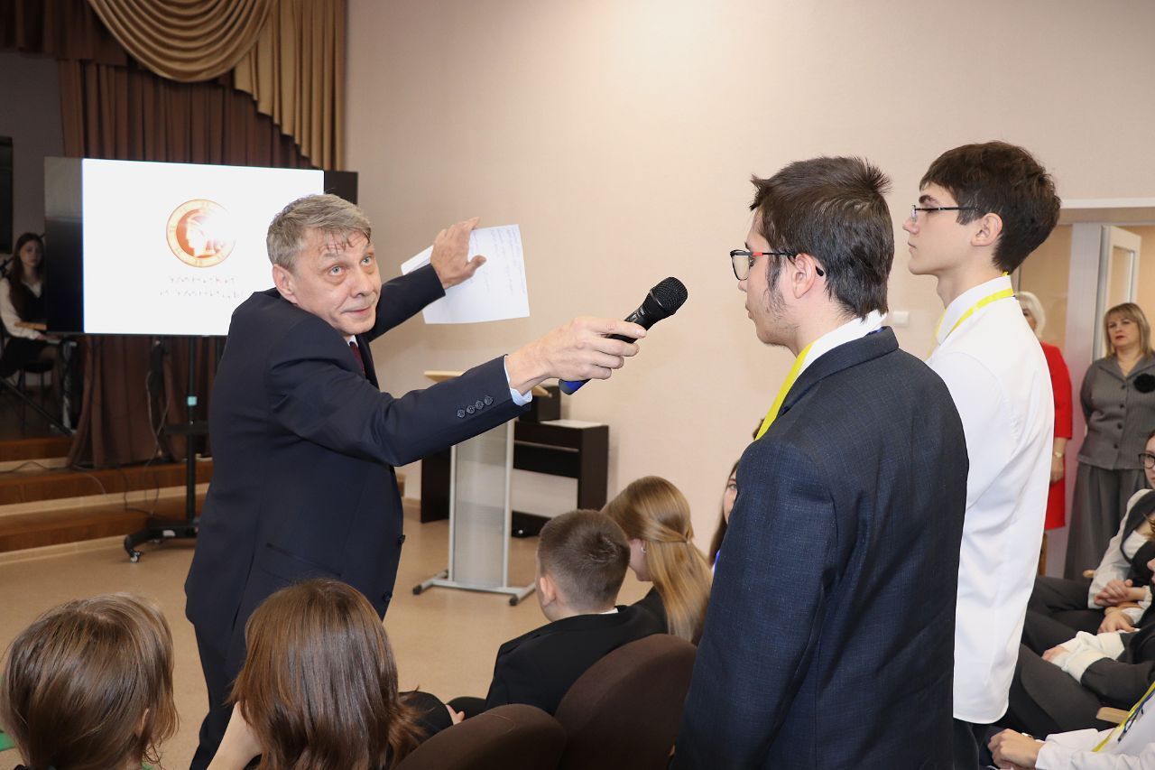 В рамках работы городского клуба «Юный дипломат» Всероссийского движения «Дипломаты будущего», на базе СОШ №9 им. А.Г. Карлова прошёл I-й этап городской интеллектуальной исторической игры для старшеклассников «Умники и... В рамках работы городского клуба «Юный дипломат» Всероссийского движения «Дипломаты будущего», на базе СОШ №9 им. А.Г. Карлова прошёл I-й этап городской интеллектуальной исторической игры для старшеклассников «Умники и...