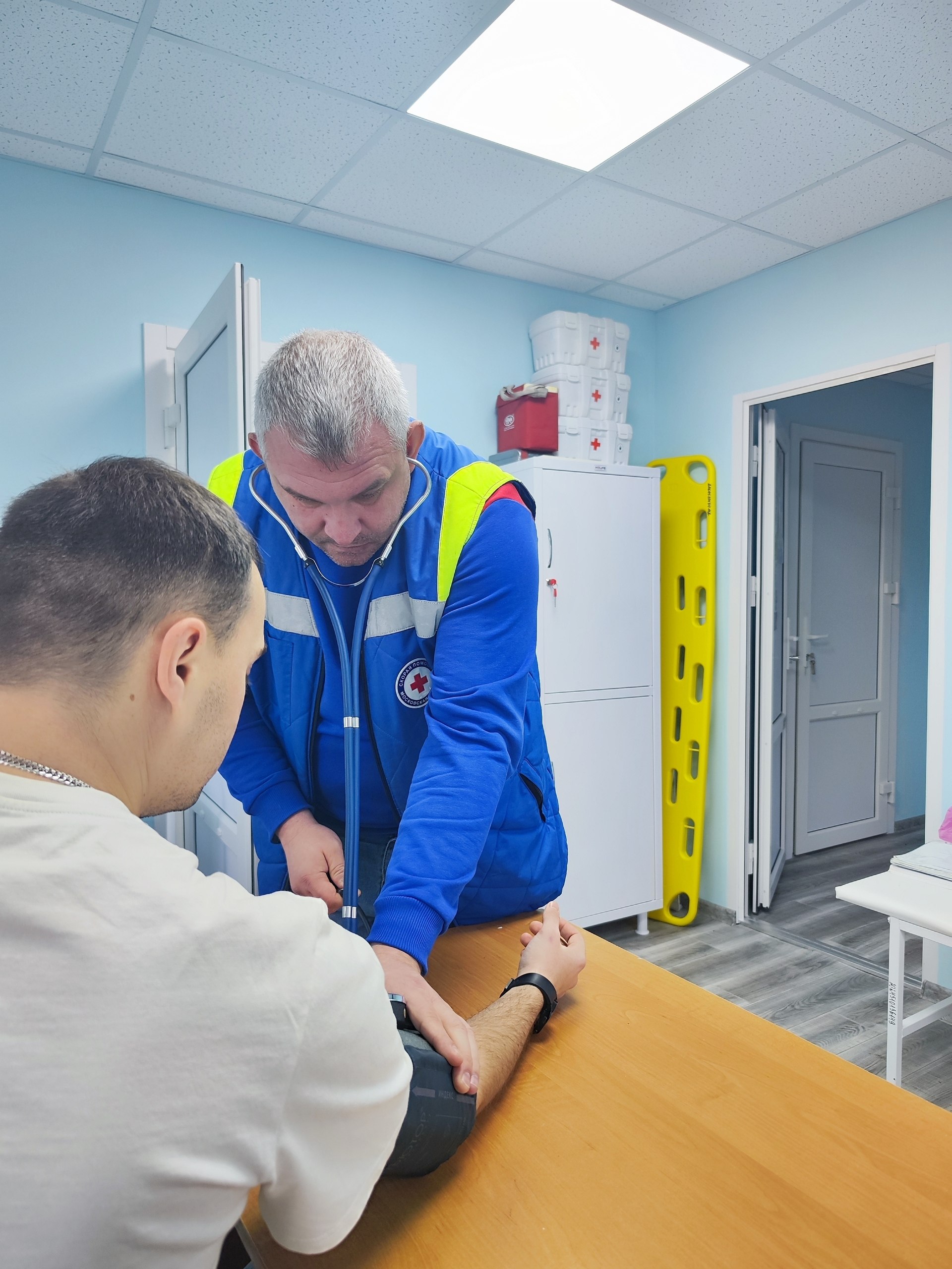 Хорошая новость. В Городецкий ФАП принят на работу фельдшер Иванов Александр Игоревич Александр Игоревич работал фельдшером скорой помощи с 2006 года (неврологическая, психиатрическая, реанимационная бригады) Хорошая новость. В Городецкий ФАП принят на работу фельдшер Иванов Александр Игоревич Александр Игоревич работал фельдшером скорой помощи с 2006 года (неврологическая, психиатрическая, реанимационная бригады)