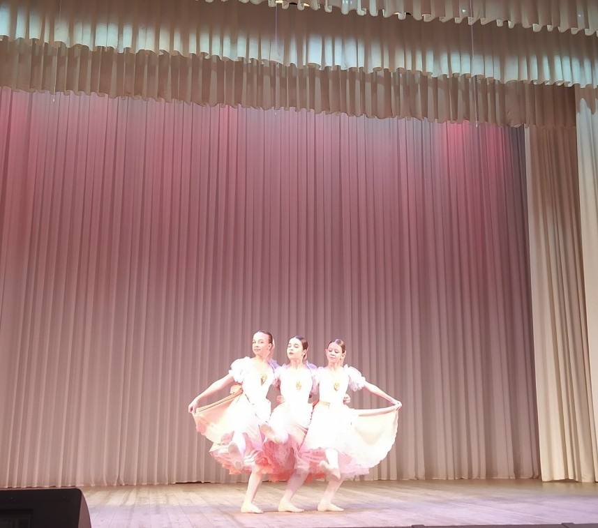 На сцене Детской школы искусств №1 им.Т.П.Николаевой встретились более пятисот юных танцоров из разных уголков Брянской области - участники IV Брянского областного хореографического конкурса «Феерия танца» На сцене Детской школы искусств №1 им.Т.П.Николаевой встретились более пятисот юных танцоров из разных уголков Брянской области - участники IV Брянского областного хореографического конкурса «Феерия танца»