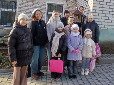 16 ноября обучающиеся сольно-хорового отделения МБУДОЦДТ приняли участие в экологической акции «Покормите птиц»