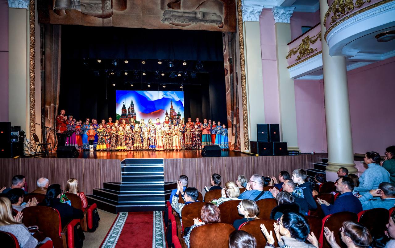 На сцене Городского Дворца культуры железнодорожников Образцовый фольклорный ансамбль "Зарянка" ( рук.-заслуженный работник культуры Брянской области Ситникова Т.В.) показал для жителей города театрализованный концерт... На сцене Городского Дворца культуры железнодорожников Образцовый фольклорный ансамбль "Зарянка" ( рук.-заслуженный работник культуры Брянской области Ситникова Т.В.) показал для жителей города театрализованный концерт...