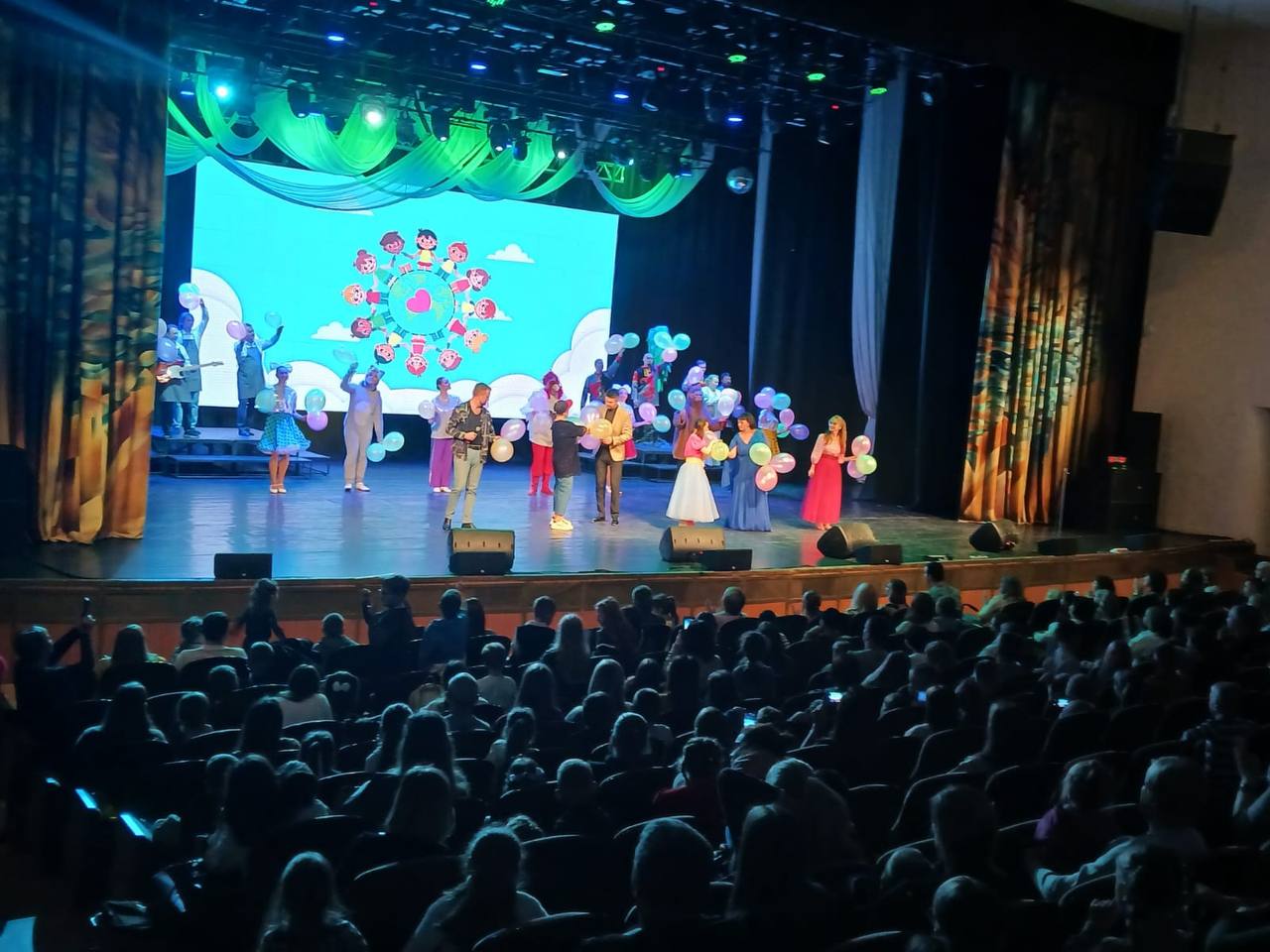 15 ноября на сцене к/з «Дружба» Брянская областная филармония представила детскую игровую программу «Семь желаний» в рамках абонемента «Филармония детям» 15 ноября на сцене к/з «Дружба» Брянская областная филармония представила детскую игровую программу «Семь желаний» в рамках абонемента «Филармония детям»