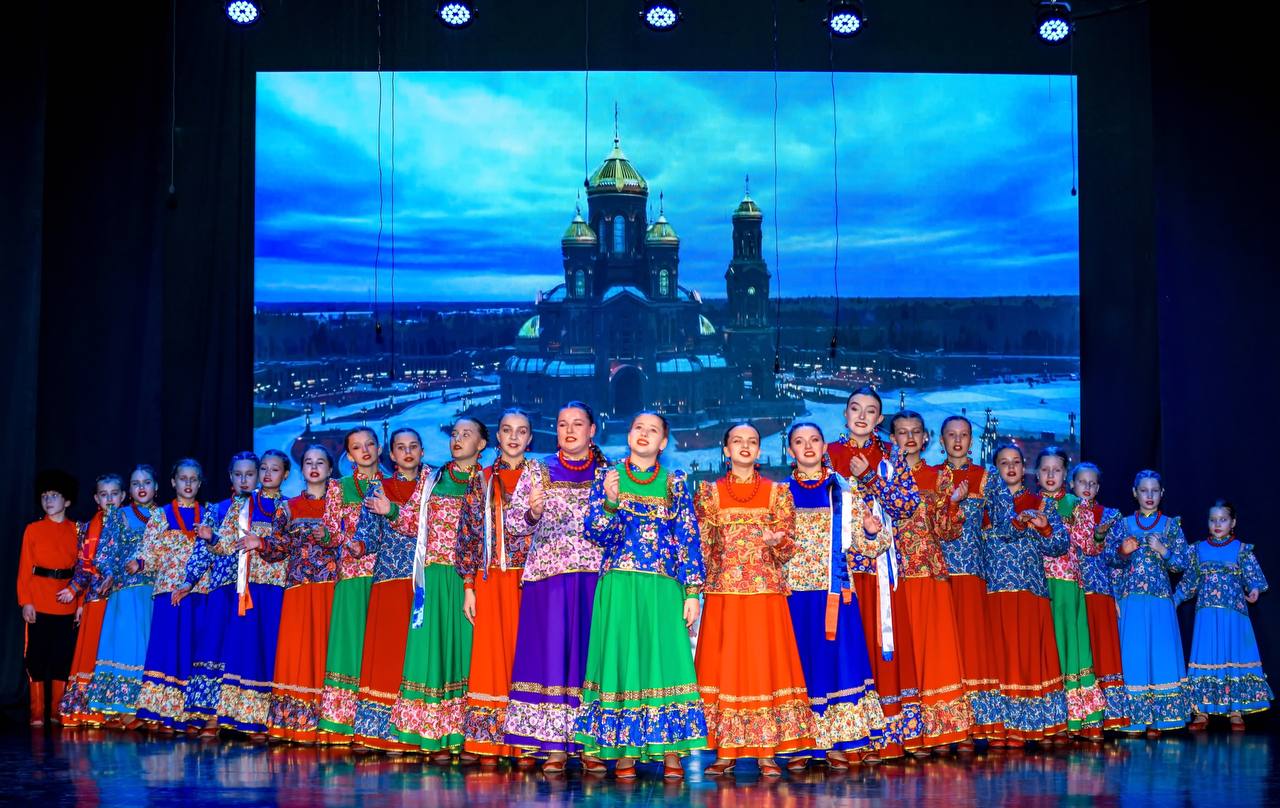 На сцене Городского Дворца культуры железнодорожников Образцовый фольклорный ансамбль "Зарянка" ( рук.-заслуженный работник культуры Брянской области Ситникова Т.В.) показал для жителей города театрализованный концерт... На сцене Городского Дворца культуры железнодорожников Образцовый фольклорный ансамбль "Зарянка" ( рук.-заслуженный работник культуры Брянской области Ситникова Т.В.) показал для жителей города театрализованный концерт...