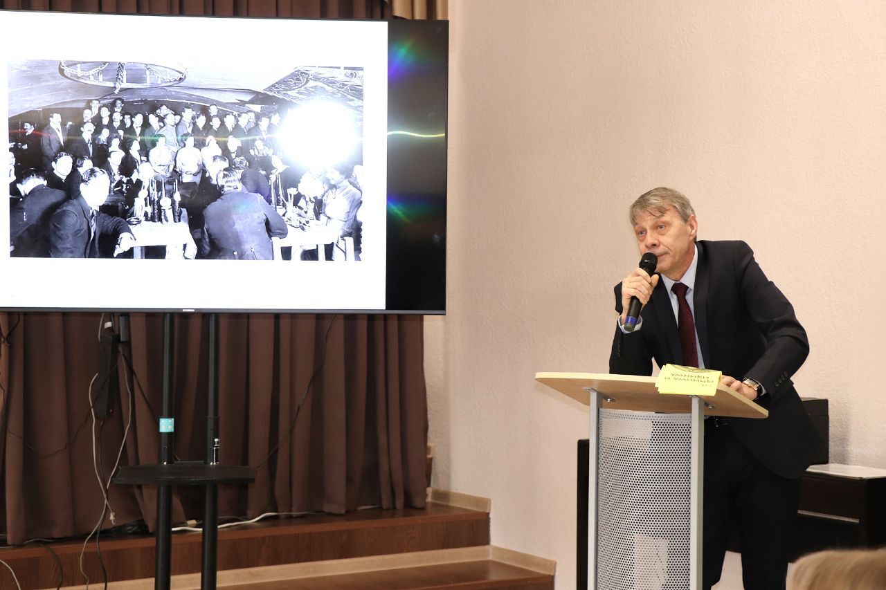 В рамках работы городского клуба «Юный дипломат» Всероссийского движения «Дипломаты будущего», на базе СОШ №9 им. А.Г. Карлова прошёл I-й этап городской интеллектуальной исторической игры для старшеклассников «Умники и... В рамках работы городского клуба «Юный дипломат» Всероссийского движения «Дипломаты будущего», на базе СОШ №9 им. А.Г. Карлова прошёл I-й этап городской интеллектуальной исторической игры для старшеклассников «Умники и...