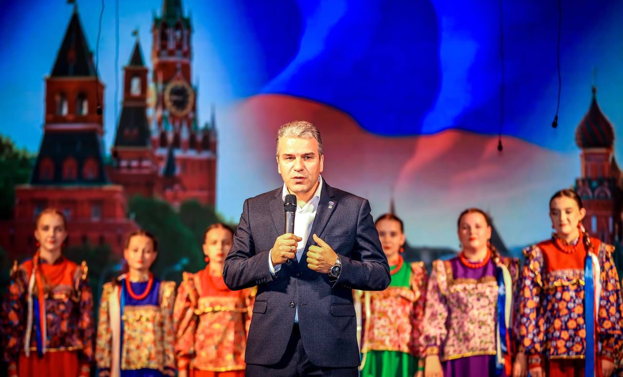 На сцене Городского Дворца культуры железнодорожников Образцовый фольклорный ансамбль "Зарянка" ( рук.-заслуженный работник культуры Брянской области Ситникова Т.В.) показал для жителей города театрализованный концерт... На сцене Городского Дворца культуры железнодорожников Образцовый фольклорный ансамбль "Зарянка" ( рук.-заслуженный работник культуры Брянской области Ситникова Т.В.) показал для жителей города театрализованный концерт...