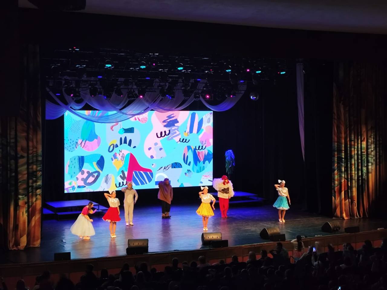 15 ноября на сцене к/з «Дружба» Брянская областная филармония представила детскую игровую программу «Семь желаний» в рамках абонемента «Филармония детям» 15 ноября на сцене к/з «Дружба» Брянская областная филармония представила детскую игровую программу «Семь желаний» в рамках абонемента «Филармония детям»