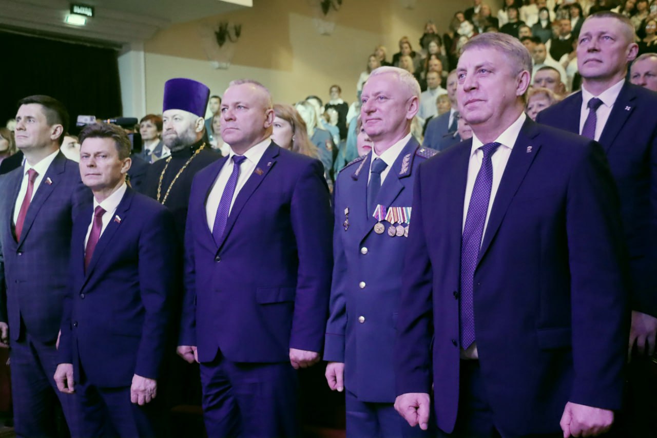 35 лет ФНС России: в преддверии профессионального праздника лучшим сотрудникам брянской налоговой службы руководители области вручили заслуженные награды! 35 лет ФНС России: в преддверии профессионального праздника лучшим сотрудникам брянской налоговой службы руководители области вручили заслуженные награды!