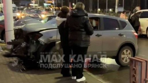 В Брянске на Кургане кроссовер столкнулся с легковушкой и врезался в столб