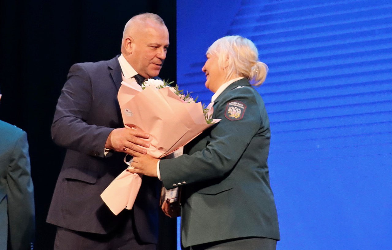 35 лет ФНС России: в преддверии профессионального праздника лучшим сотрудникам брянской налоговой службы руководители области вручили заслуженные награды!