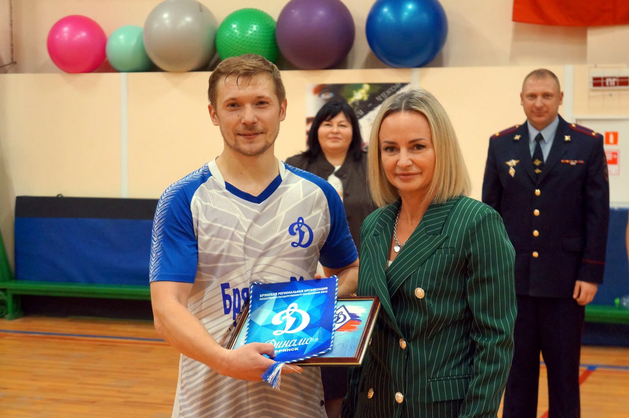 В Брянске сотрудники полиции организовали для студентов турнир по мини-футболу В Брянске сотрудники полиции организовали для студентов турнир по мини-футболу