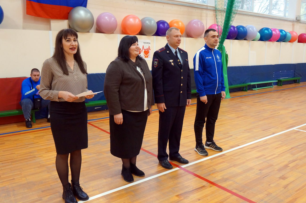 В Брянске сотрудники полиции организовали для студентов турнир по мини-футболу В Брянске сотрудники полиции организовали для студентов турнир по мини-футболу