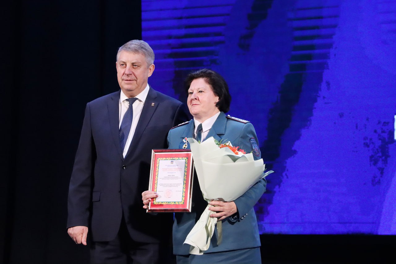 35 лет ФНС России: в преддверии профессионального праздника лучшим сотрудникам брянской налоговой службы руководители области вручили заслуженные награды! 35 лет ФНС России: в преддверии профессионального праздника лучшим сотрудникам брянской налоговой службы руководители области вручили заслуженные награды!