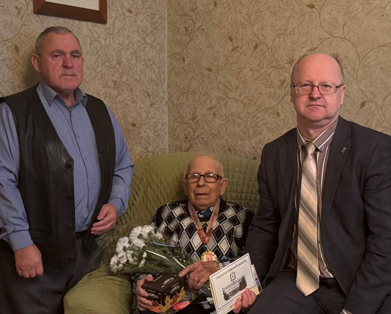 Сегодня свой 95-летний юбилей отмечает труженик тыла Иван Сергеевич Джуля Сегодня свой 95-летний юбилей отмечает труженик тыла Иван Сергеевич Джуля