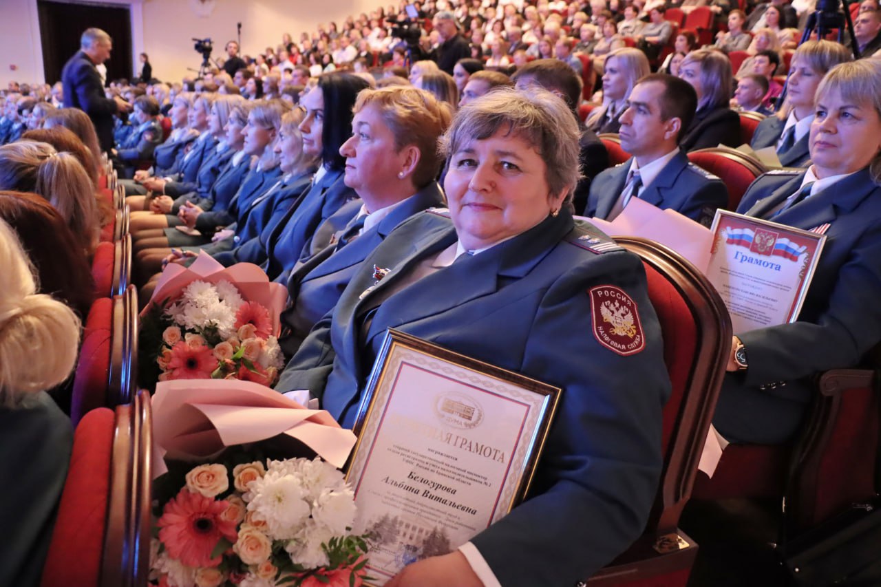 35 лет ФНС России: в преддверии профессионального праздника лучшим сотрудникам брянской налоговой службы руководители области вручили заслуженные награды! 35 лет ФНС России: в преддверии профессионального праздника лучшим сотрудникам брянской налоговой службы руководители области вручили заслуженные награды!