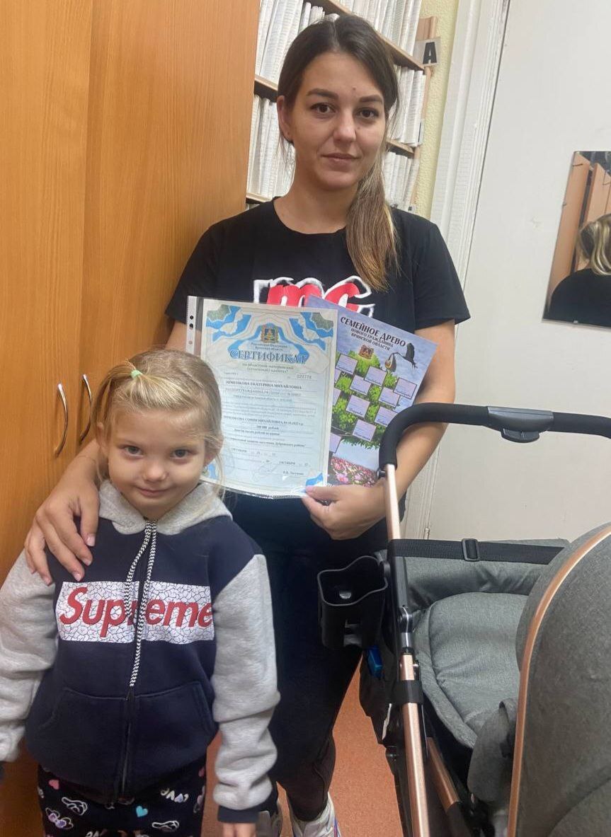 В ГКУ «ОСЗН Дубровского района особая атмосфера — наша коллега Екатерина Зименкова поделилась прекрасной новостью: у нее родилась третья дочь — София