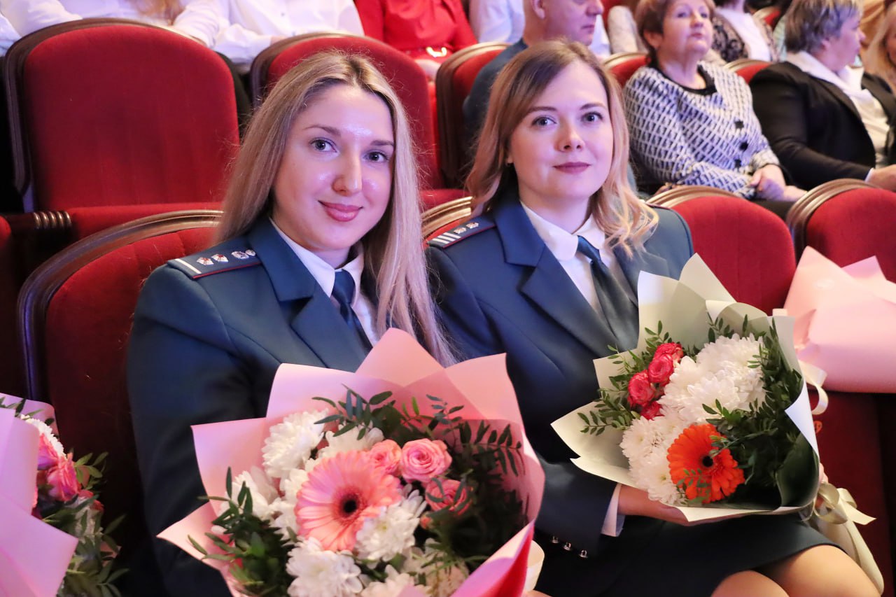 35 лет ФНС России: в преддверии профессионального праздника лучшим сотрудникам брянской налоговой службы руководители области вручили заслуженные награды! 35 лет ФНС России: в преддверии профессионального праздника лучшим сотрудникам брянской налоговой службы руководители области вручили заслуженные награды!