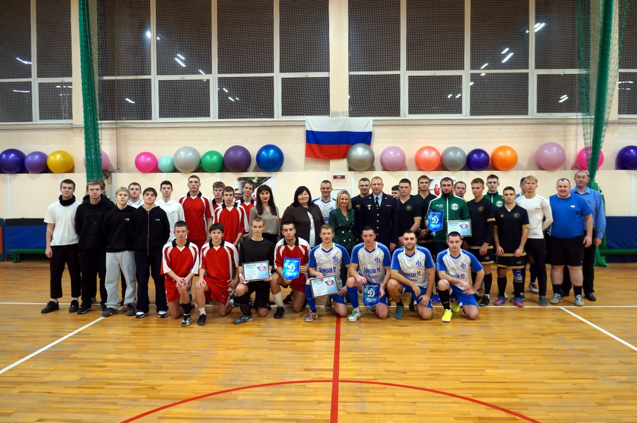 В Брянске сотрудники полиции организовали для студентов турнир по мини-футболу