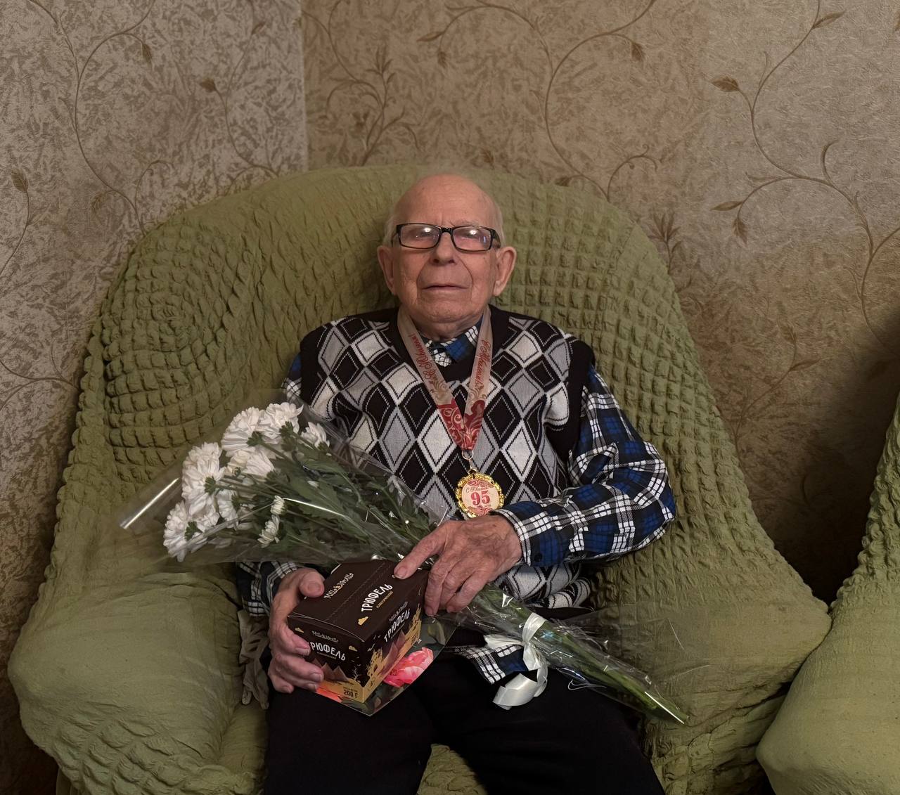 Сегодня свой 95-летний юбилей отмечает труженик тыла Иван Сергеевич Джуля