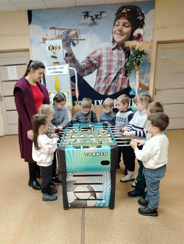 Настольный футбол – это игра, которую знают в любой стране нашей планеты, она не требует определенных знаний, спортивной подготовки или специального оборудования Настольный футбол – это игра, которую знают в любой стране нашей планеты, она не требует определенных знаний, спортивной подготовки или специального оборудования